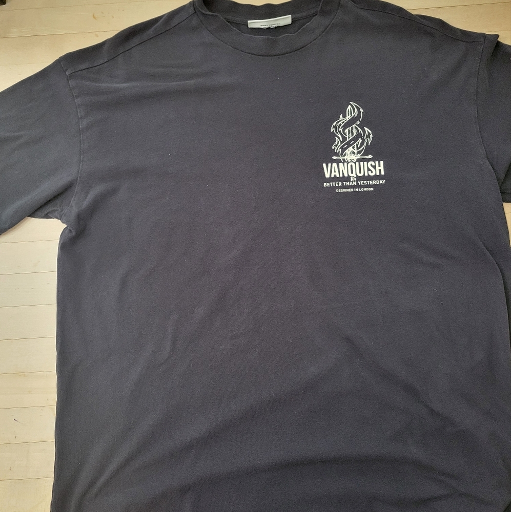 Vanquish T Shirt Medium